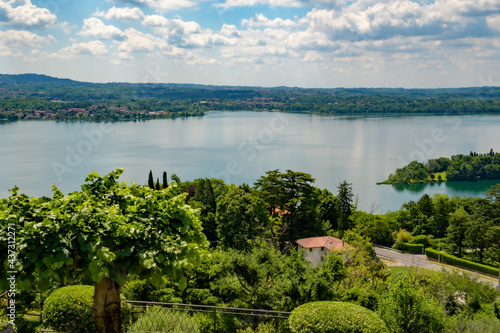 pusiano 01 - lago visto dalle alture con specchiature e nuvole