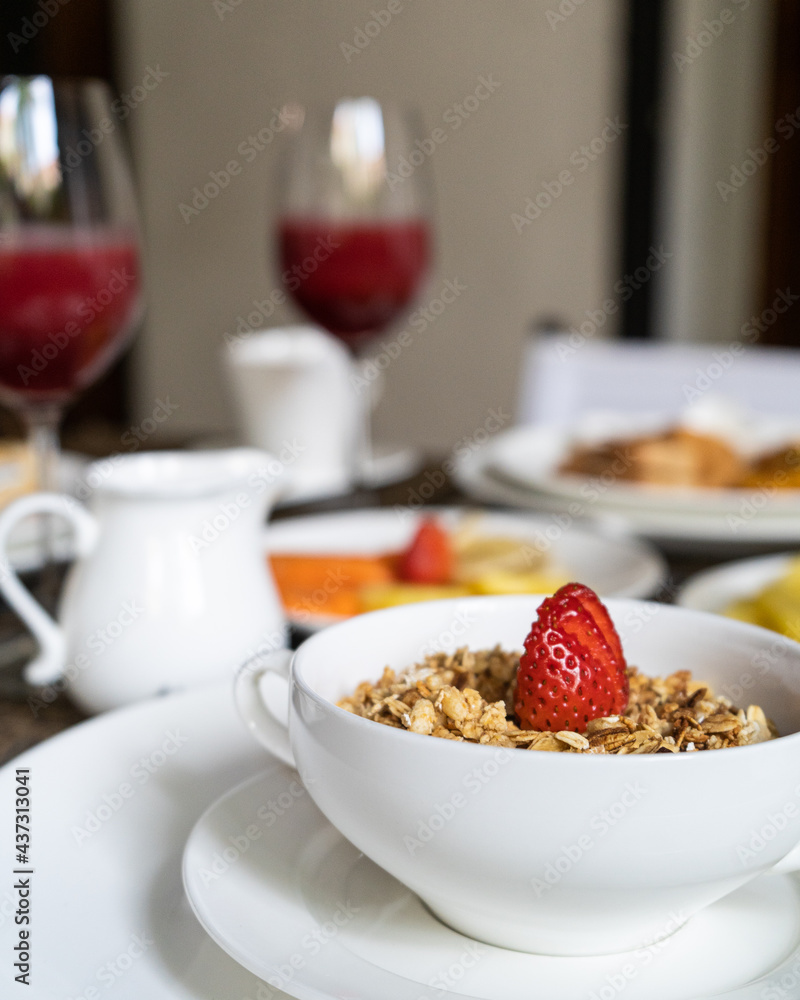 desayuno, en a mañana o merienda en las tar en hotel con fruta fresas melon sandia huevos revueltos tostadas mantequilla con mermelada jugo de mora cereales con yogurt desayuno, en a mañana o merienda en las tar en hotel con fruta fresas melon sandia huevos revueltos tostadas mantequilla con mermelada jugo de mora cereales con yogurt