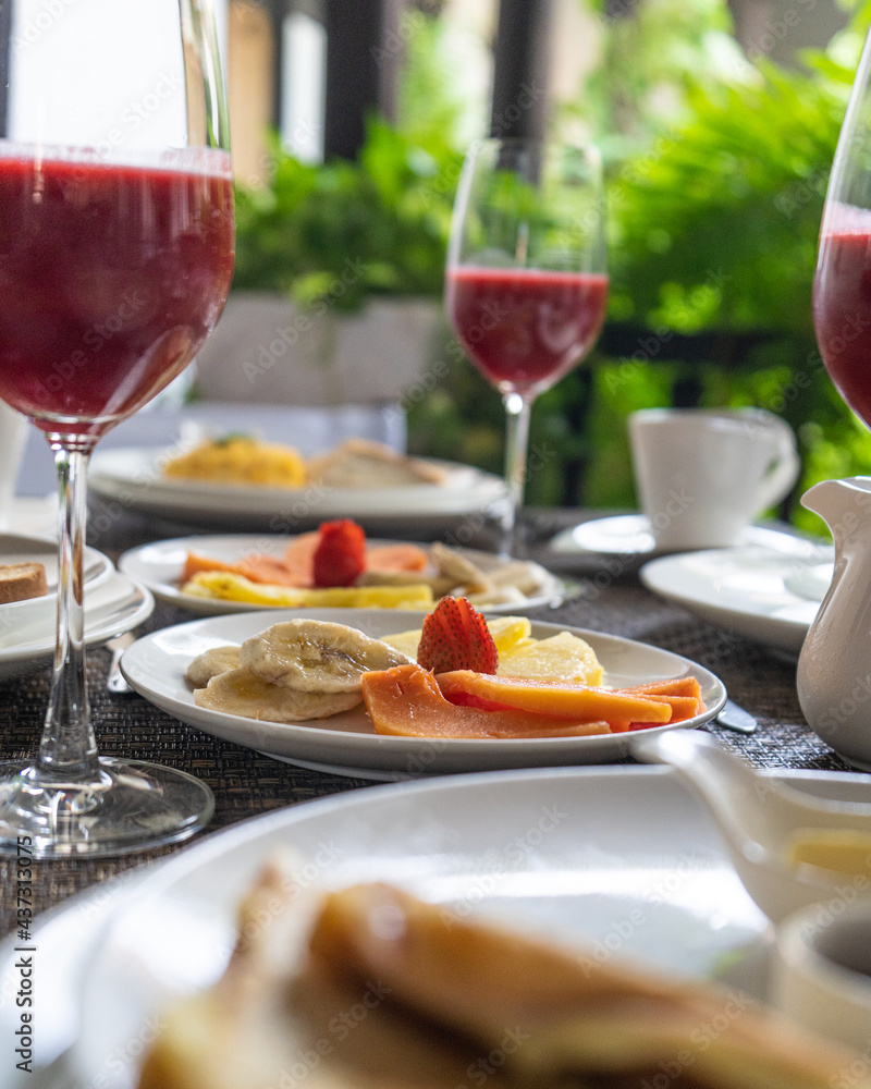 desayuno, en a mañana o merienda en las tar en hotel con fruta fresas melon sandia huevos revueltos tostadas mantequilla con mermelada jugo de mora cereales con yogurt desayuno, en a mañana o merienda en las tar en hotel con fruta fresas melon sandia huevos revueltos tostadas mantequilla con mermelada jugo de mora cereales con yogurt