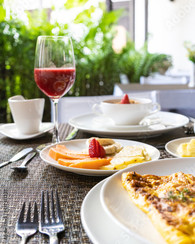 desayuno, en a mañana o merienda en las tar en hotel con fruta fresas melon sandia huevos revueltos tostadas mantequilla con mermelada jugo de mora cereales con yogurt