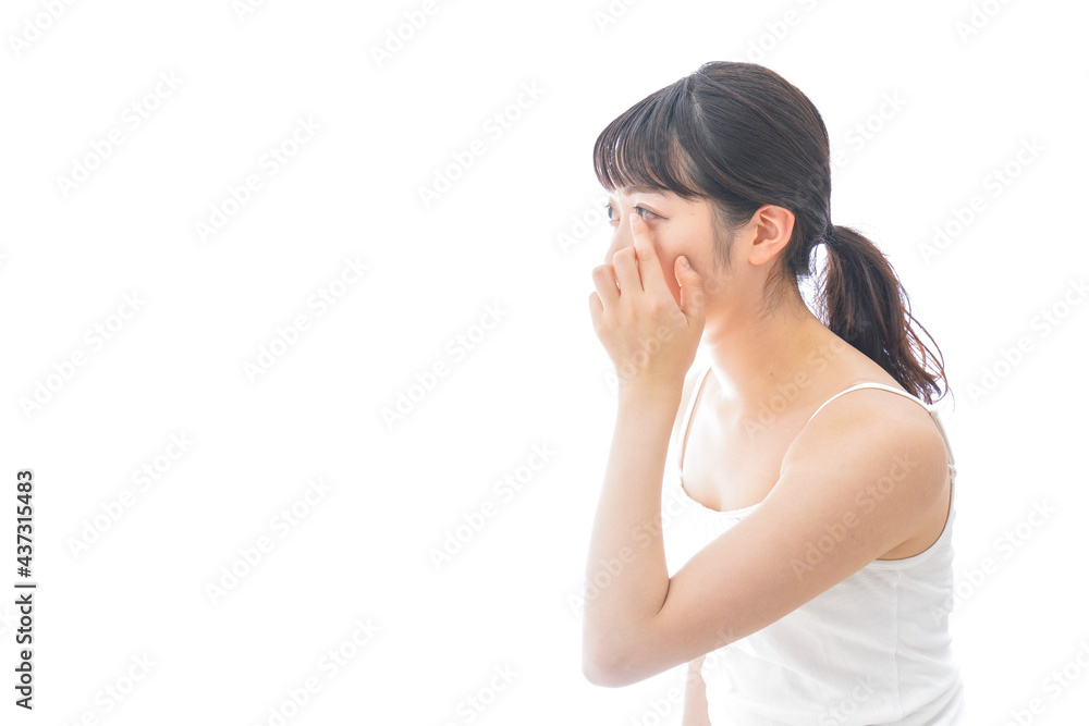 プレゼントを渡す若い女性