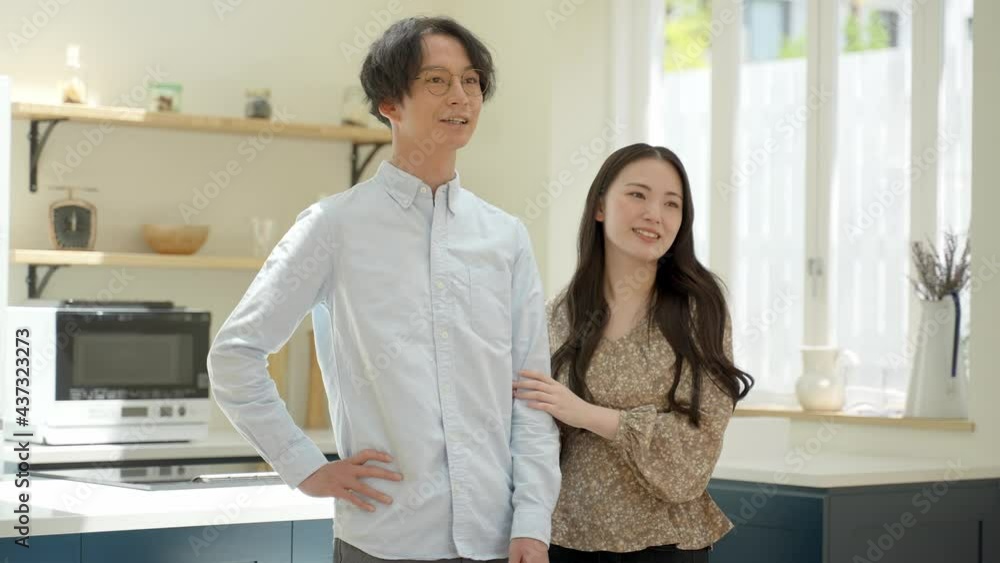 キッチンでリラックスするカップル キッチンでリラックスするカップル