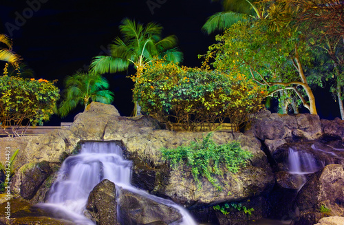 ハワイ　ワイキキビーチにある夜の人工の滝
