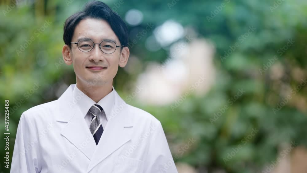屋外で説明をする医者 屋外で説明をする医者