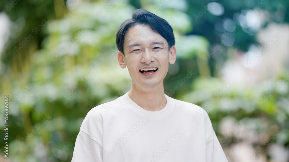 屋外で笑っている若い男性 屋外で笑っている若い男性