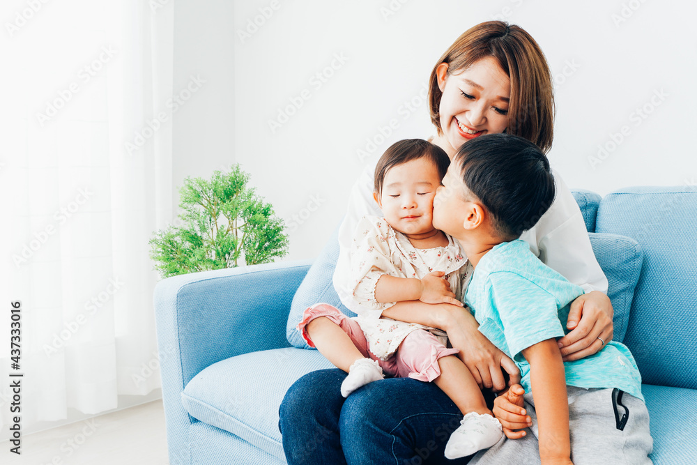 家で子どもたちと遊ぶ若い主婦