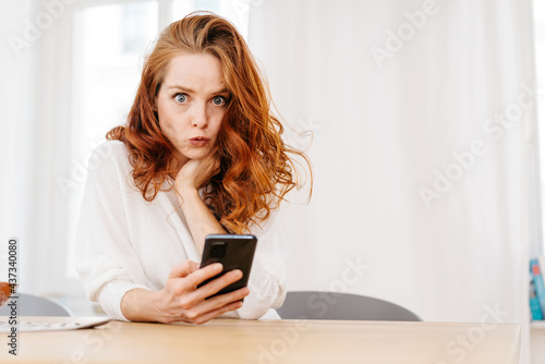 Quadro su tela Young woman looking at the camera in perplexity