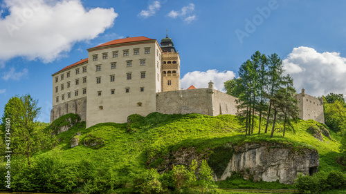 Szlak Orlich Gniazd -  zamek Pieskowa Ska  a na terenie Ojcowskiego Parku Narodowego w Polsce