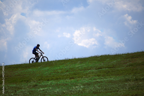 Radfahrer auf einer grünen Wiese © Biewer_Jürgen