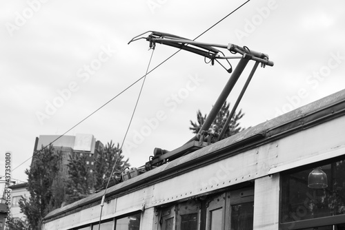 Φωτογραφία Close-up of the pantograph: this is an equipment used to connect electric public veichles (the tram in this case) to the power line