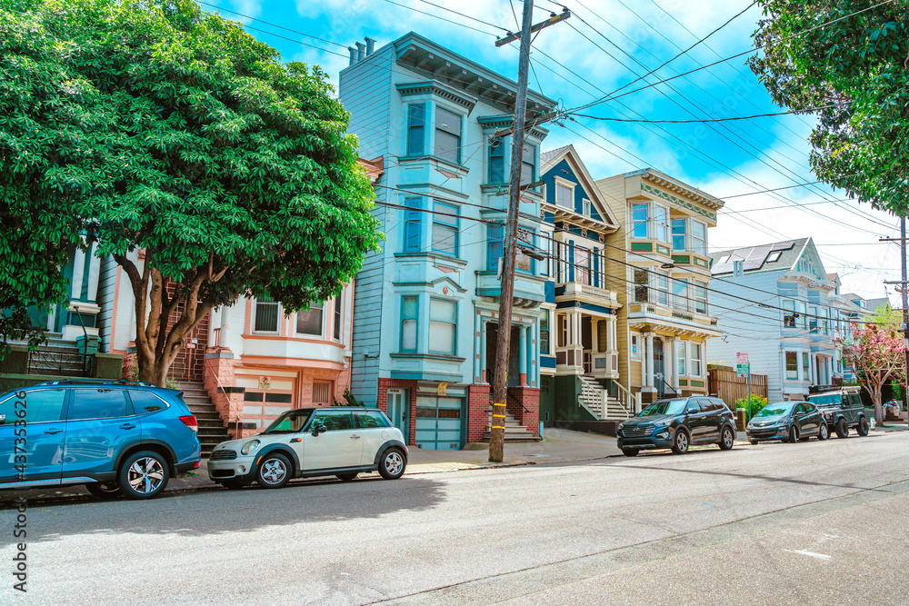 Obraz premium Facades of townhouses with famous Victorian architecture, streets in San Francisco