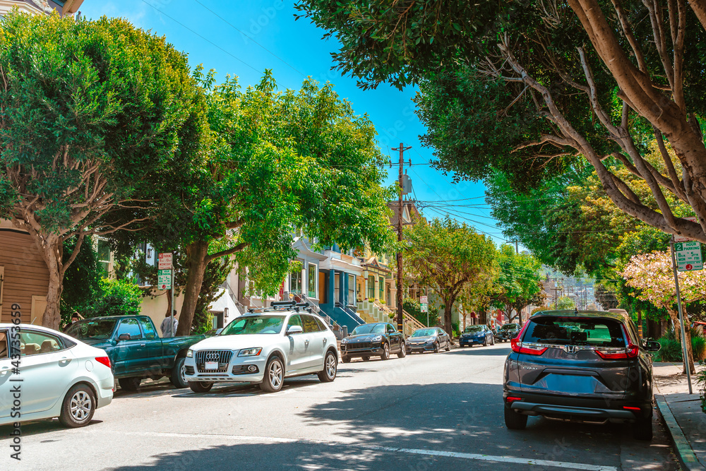 Obraz premium Beautiful street with townhouses in San Francisco famous architecture. San Francisco, USA - 17 Apr 2021