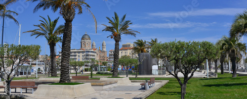 Panoramique le jardin Bonaparte et ses palmiers sous le ciel bleu de Saint-Raphaël (83700), département du Var en région Provence-Alpes-Côte-d'Azur, France
