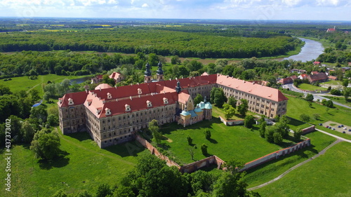 Opactwo Cystersów w Lubiążu, cysterski zespół klasztorny, jeden z największych zabytków tej klasy w Europie, będący największym opactwem cysterskim na świecie