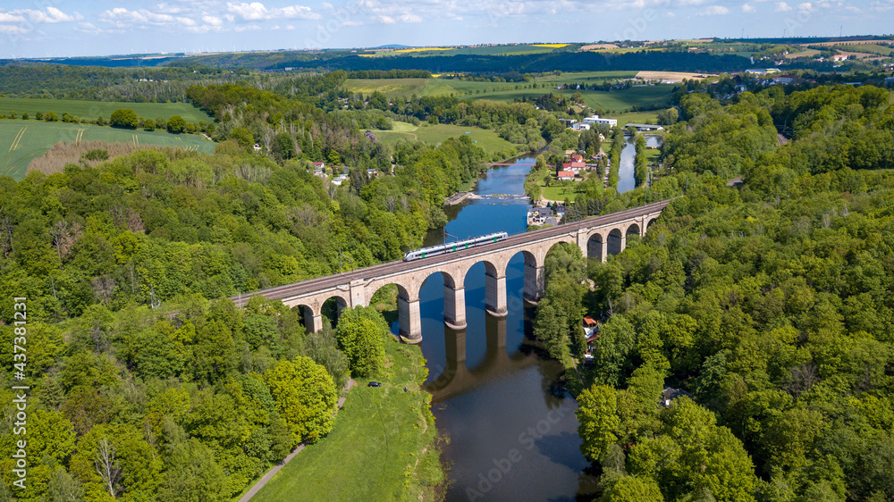 Blick auf das Eisenbahnviadukt in Limmritz bei Döbeln an der Zschopau