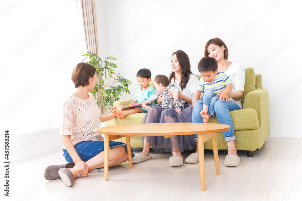 室内で楽しく遊ぶ子供とお母さん