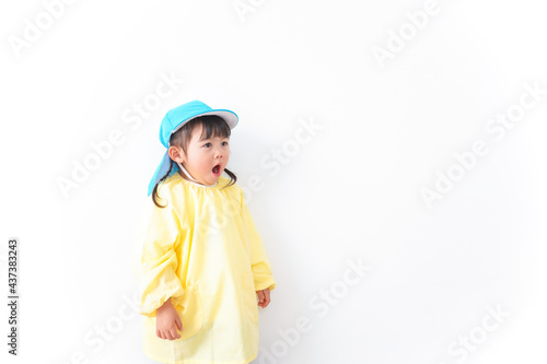 帽子をかぶった幼稚園児