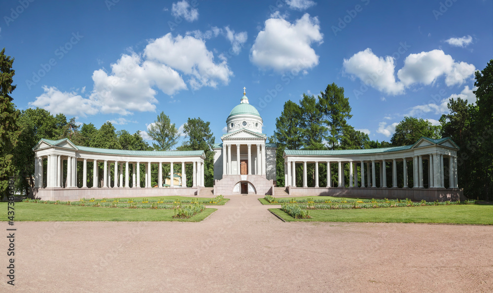 Obraz premium View of the temple-tomb of the princes Yusupov (colonnade) in the Museum-estate Arkhangelskoye. Moscow region, Russia