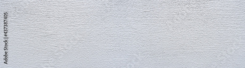 Foto Weiße Panorama Wand mit horizontal gerilltem Putz in Nahaufnahme