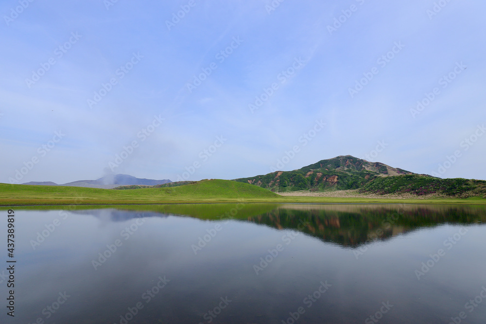 草千里の水面に映る烏帽子岳と中岳