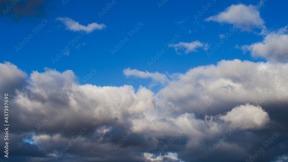 Passages de cumulus dans un ciel d'automne