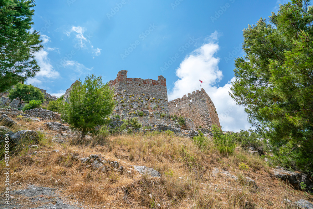 One of the symbols of Alanya – the Alanya castle over the rocky peninsula in the middle of the city.