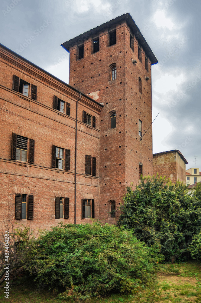 Located between Turin and Milan, the city of Vercelli acquired significant monuments of architecture and art in the 12th and 16th centuries, but today it does not suffer from an influx of tourist’s   