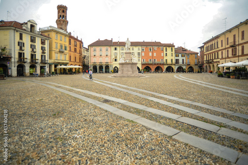 Located between Turin and Milan  the city of Vercelli acquired significant monuments of architecture and art in the 12th and 16th centuries  but today it does not suffer from an influx of tourist   s   