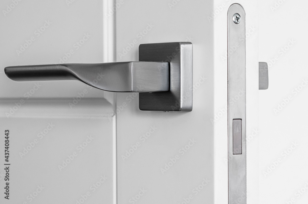 Magnetic mechanism and door handles for inter-room doors Magnetic mechanism and door handles for inter-room doors