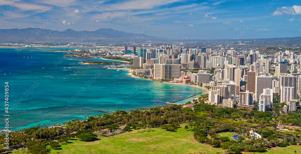 Obraz premium Waikiki beach - view from Diamond Head (Honolulu, Hawaii) - overview