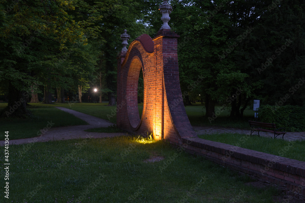 Park Dworski w Iłowej. Bramy księżycowe i parkowe fontanny w nocnej scenerii - obrazy, fototapety, plakaty 