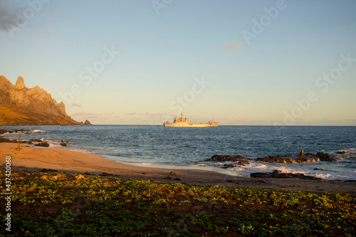 Ilha da Trindade fica a 1.167 quilômetros de Vitória (ES) e a 2.400 quilômetros da África terra no meio do oceano Atlântico - Navio de Desembarque de Carros de Combate photo