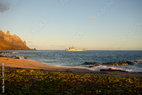 Ilha da Trindade fica a 1.167 quilômetros de Vitória (ES) e a 2.400 quilômetros da África terra no meio do oceano Atlântico - Navio de Desembarque de Carros de Combate