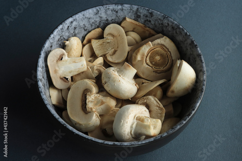 sliced champignons in a bowl