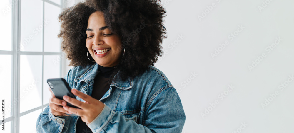 Φωτογραφία Smiling woman using her mobile phone