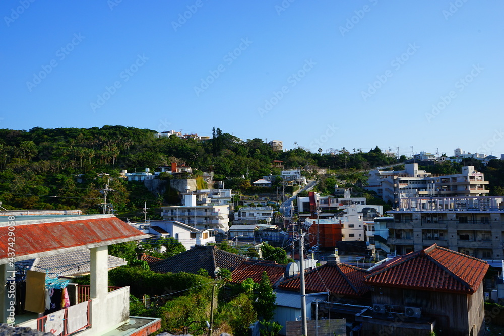Fototapeta premium Aerial view of Naha city and sea shore in Okinawa, japan - 沖縄 那覇市の街並みと海