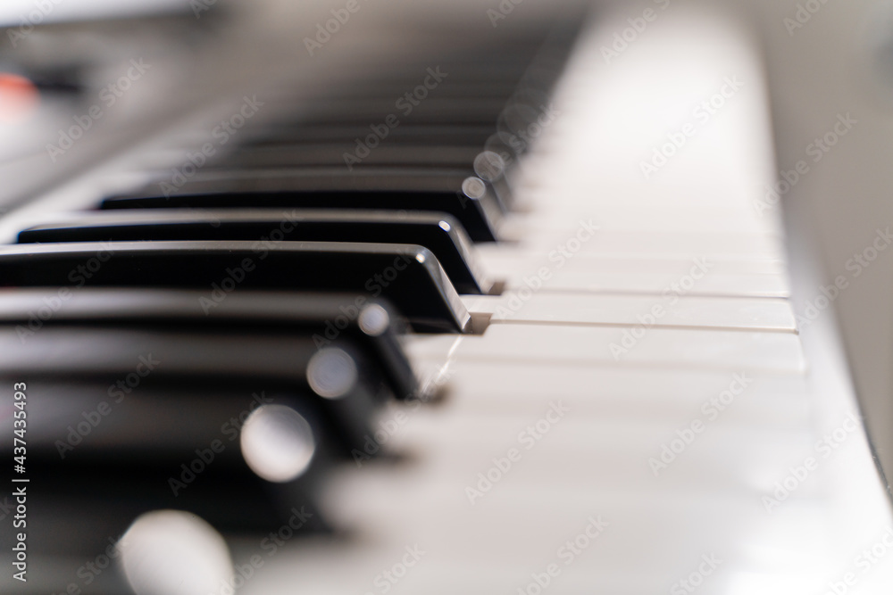 touches noires et blanches d'un piano éclairé par une lumière douce touches noires et blanches d'un piano éclairé par une lumière douce