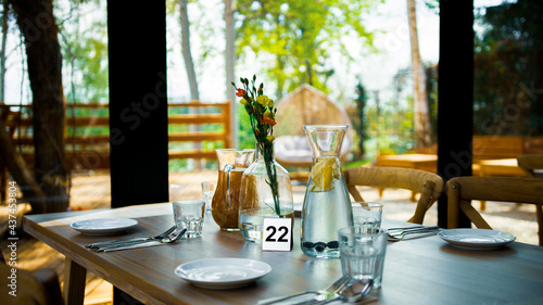 nakryty stół w restauracji 