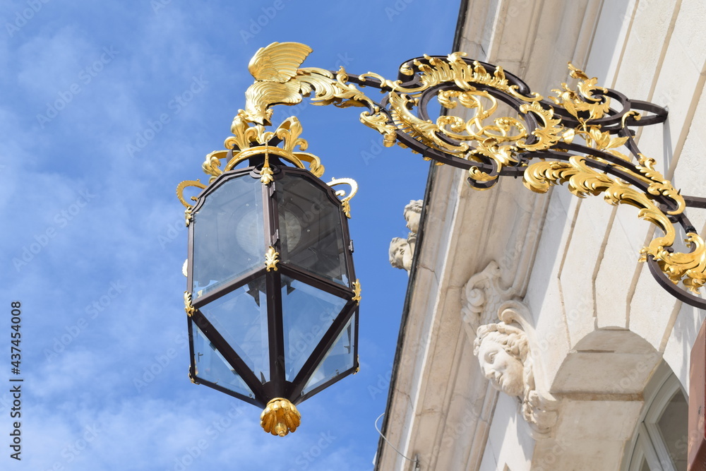 Lanterne fer forgé éclairage ancien histoire monument place Stanislas Nancy ciel