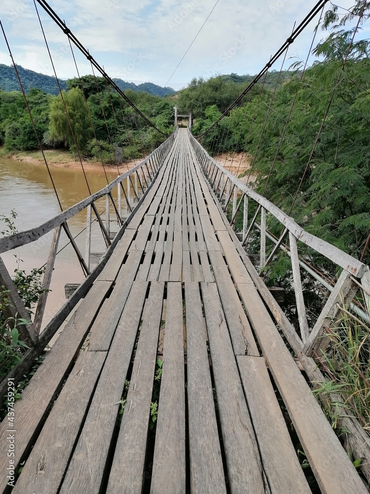 Obraz premium old suspension bridge
