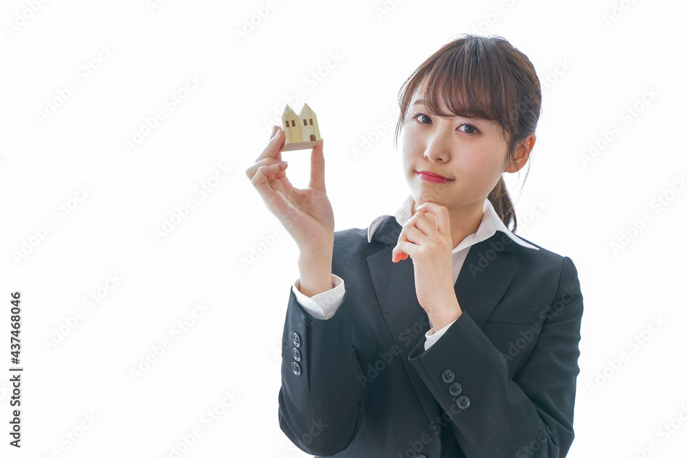 不動産の営業をするビジネスウーマン