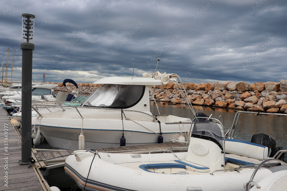 Fototapeta premium Occitanie - Pyrénées orientales - Argelès sur mer - Day-cuiser hors bord dans le port de plaisance