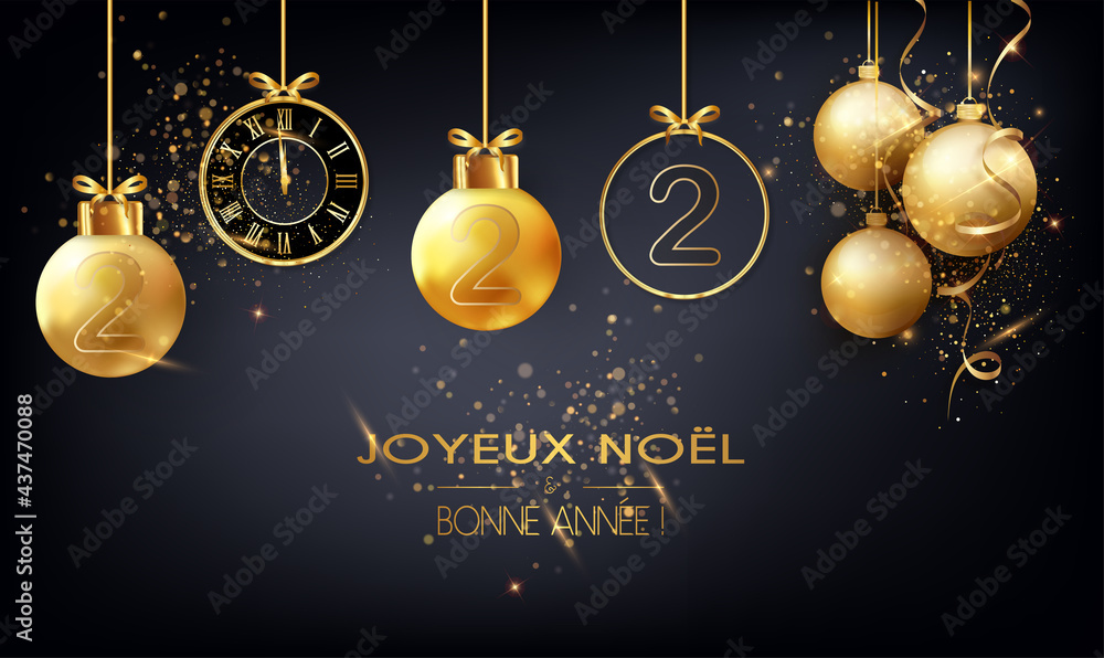 Vecteur Stock carte ou bandeau sur un joyeux noël et une bonne année 2022  en or avec des boules de noël suspendues de couleur or une horloge sur un  fond noir avec