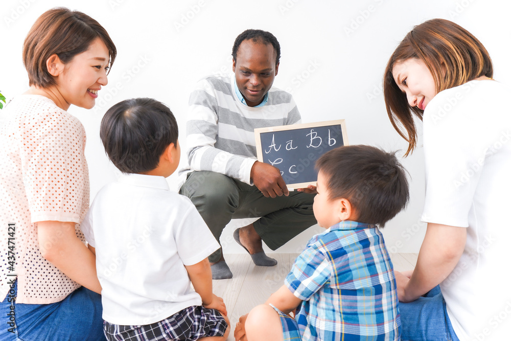 Fototapeta premium 英会話教室に通う子供とお母さん