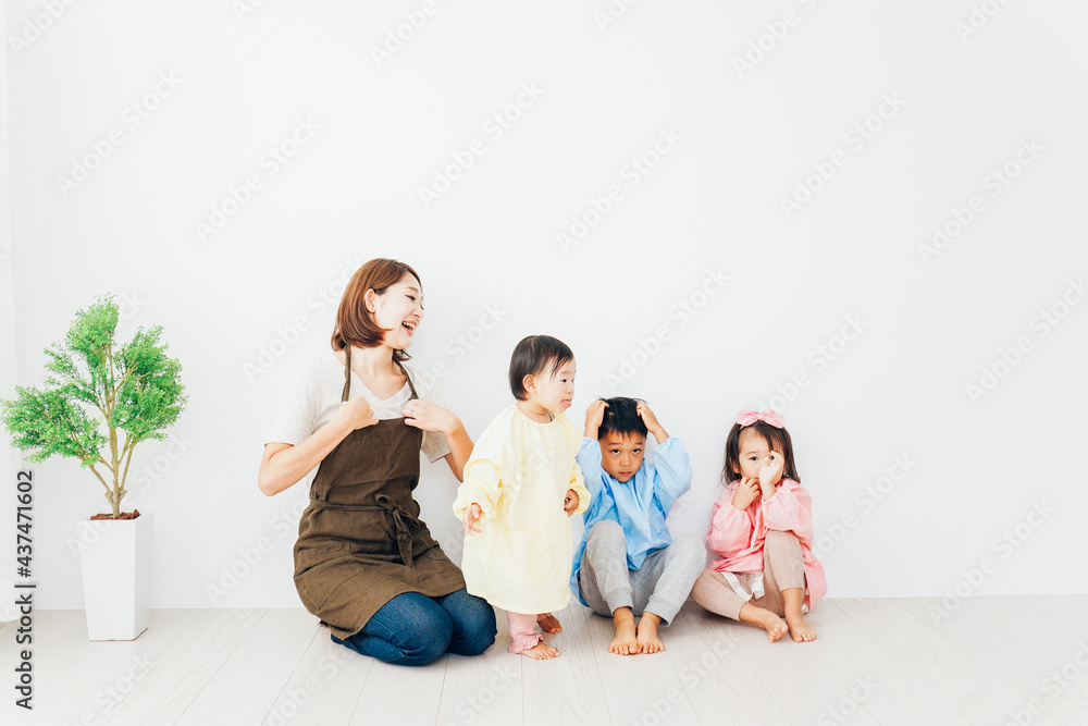 幼稚園で遊ぶ子どもたちと保育士