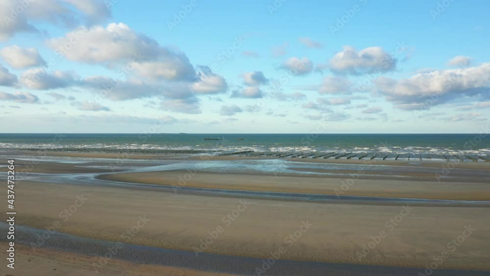 La plage de sable du débarquement américain de Utah beach se jette dans la mer de la Manche en France, en Normandie, dans le Cotentin, au bord de la Manche, au printemps. La plage de sable du débarquement américain de Utah beach se jette dans la mer de la Manche en France, en Normandie, dans le Cotentin, au bord de la Manche, au printemps.