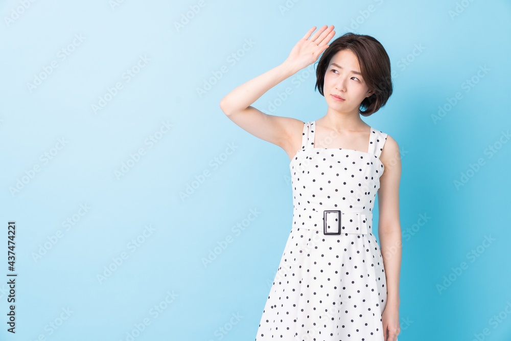 女性　まぶしい