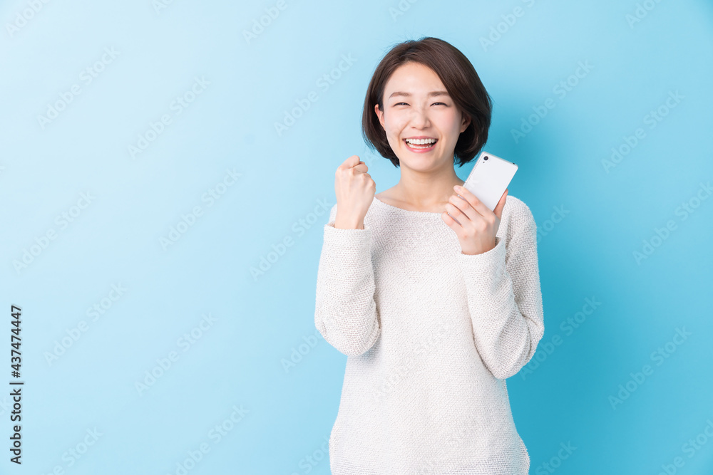 スマホを見る女性 スマホを見る女性