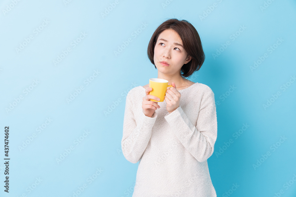 考える女性 飲み物 考える女性 飲み物