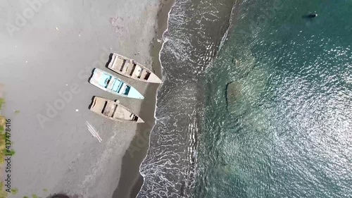 Vista aérea de barcos en el orillas del mar en palmar de ocoa. Hermosa playa verano con barcos, aguas claras y día soleados, Vista superior drones voladores photo